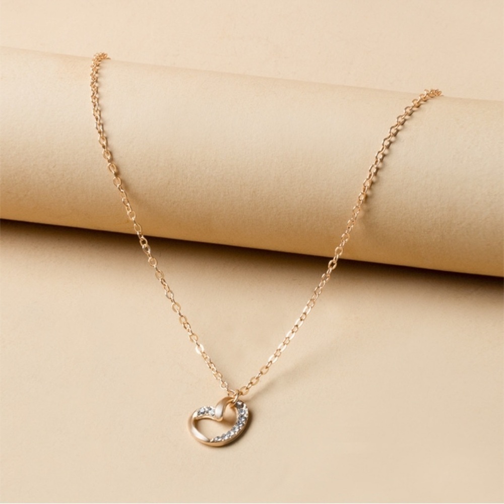 🔥 CLEARANCE 🔥 Elegant Gold Color & Rhinestone Heart Pendant Necklace - NWOT